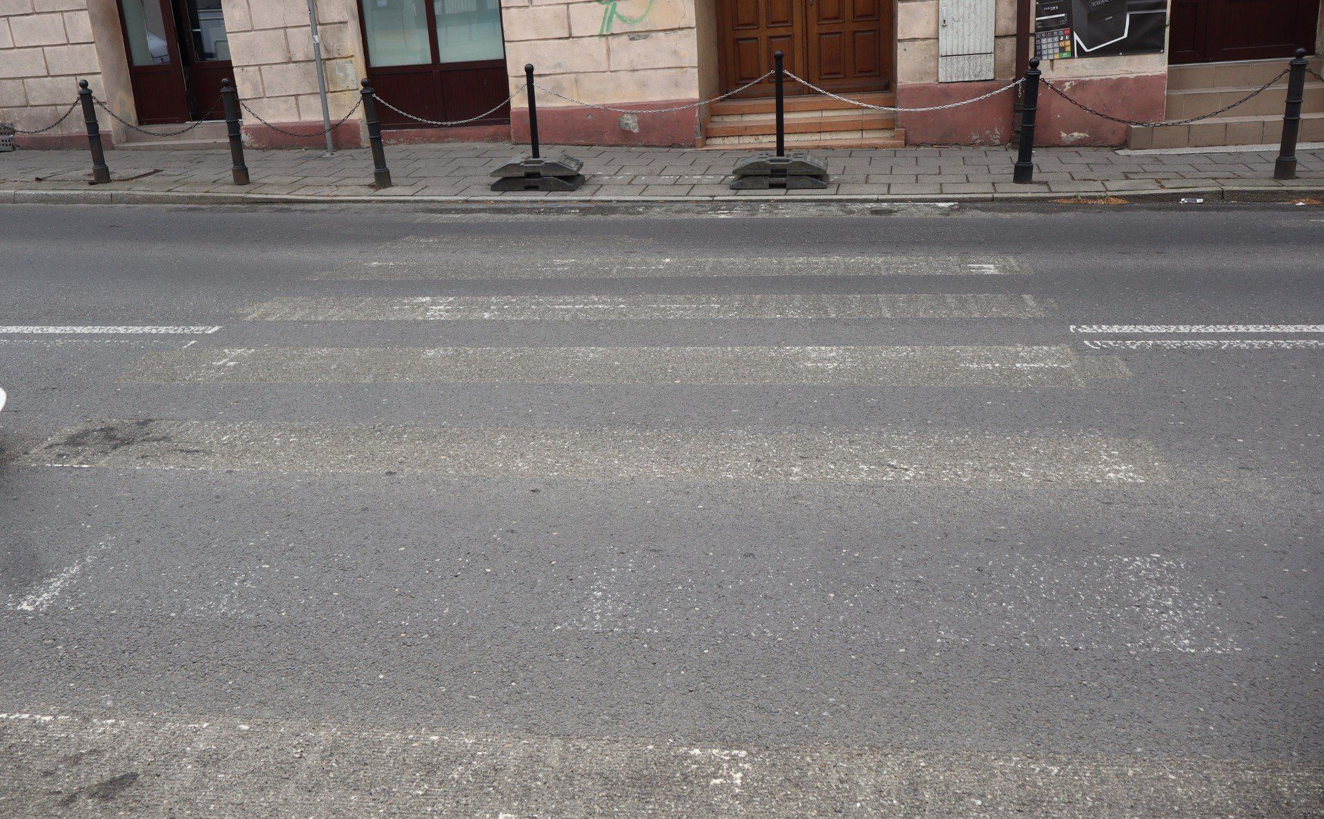 Po likwidacji starego przejścia, tuż za kościołem, zawieszono łańcuch, a mimo to, piesi przeskakują przez niego, by wejść na jezdnię. 