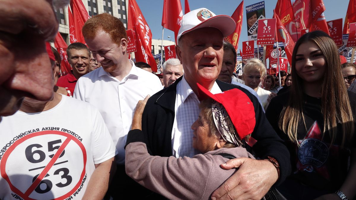 Komunistyczny przywódca Giennadij Ziuganow wziął udział w demonstracji