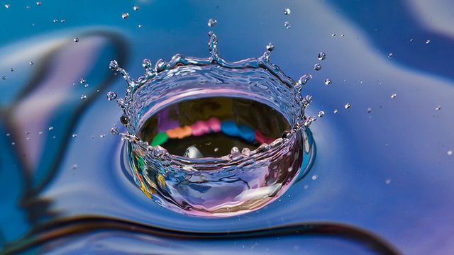 Peter Jones zaprezentuje pływający telefon komórkowy 1