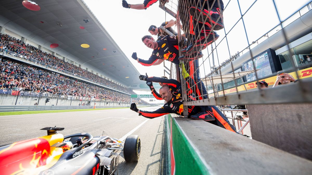 Zdjęcie okładkowe artykułu: Materiały prasowe / Aston Martin Red Bull Racing / Na zdjęciu: Daniel Ricciardo wygrywa GP Chin 2018