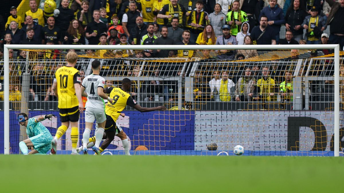 PAP/EPA / CHRISTOPHER NEUNDORF / Na zdjęciu: Guirassy strzela gola Grabarze