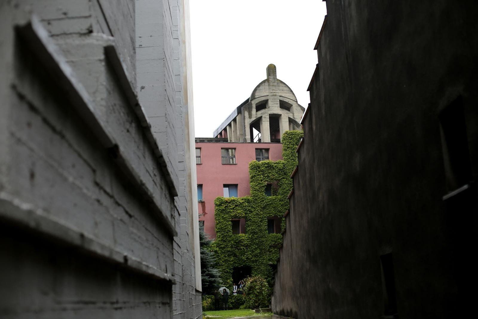 Kraków. Centrum Resurrectionis, Kościół Emaus - wybudowano w latach 1985-1996 w stylu postmodernistycznym według projektu architekta Dariusza Kozłowskiego, pracownika Politechniki Krakowskiej.