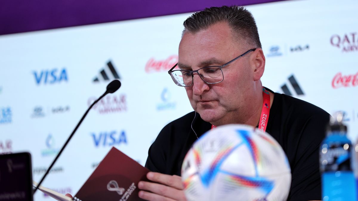 Poland national soccer team head coach Czeslaw Michniewicz attends a press conference at the Qatar National Convention Center (QNCC) in Doha, Qatar, 29 November 2022. Poland faces Argentina in their Group B match on 30 November. EPA/Friedemann Vogel Dostawca: PAP/EPA.