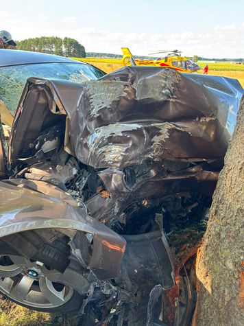 Poważny wypadek na DW 189. BMW uderzyło w drzewo