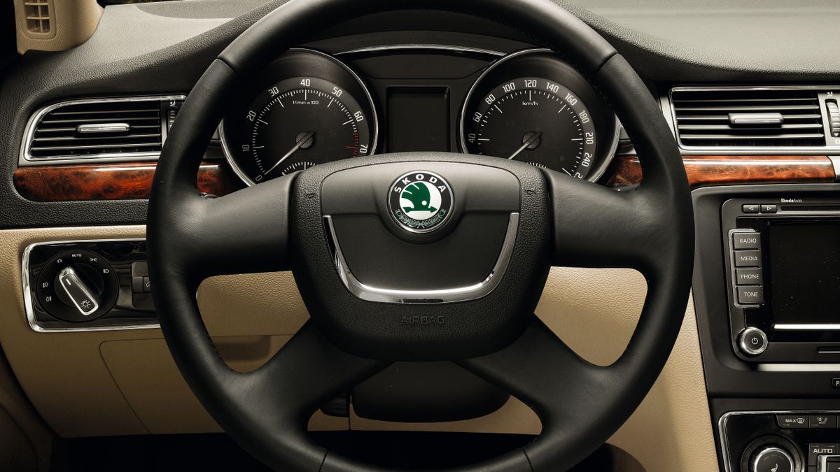 Skórzana tapicerka prezentuje się świetnie, o ile regularnie o nią dbamy