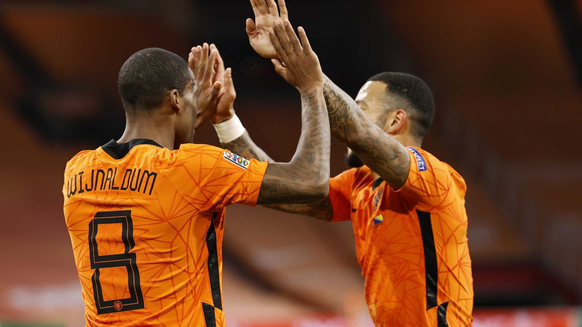 PAP/EPA / MAURICE VAN STEEN / Na zdjęciu: Georginio Wijnaldum i Memphis Depay