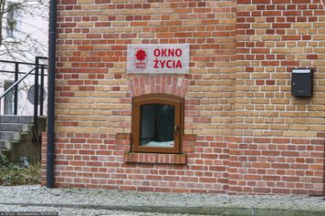 Noworodek zostawiony w oknie życia. To dziewiąte dziecko uratowane w tym miejscu