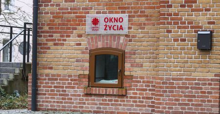 Noworodek zostawiony w oknie życia. To dziewiąte dziecko uratowane w tym miejscu
