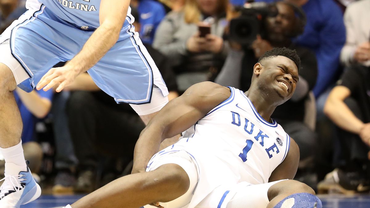 Getty Images / Streeter Lecka / Na zdjęciu: Zion Williamson z rozerwanym butem