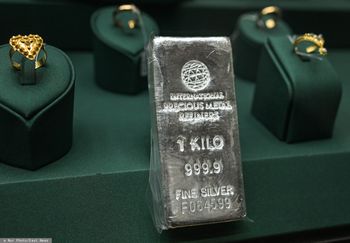 Srebro najtańsze od 11 miesięcy. Coraz bliżej poziomu 50 dol.