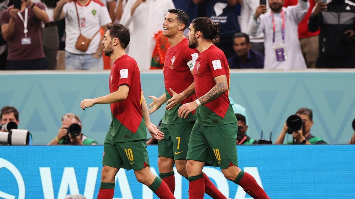 piłkarze reprezentacji Portugalii cieszą się z gola