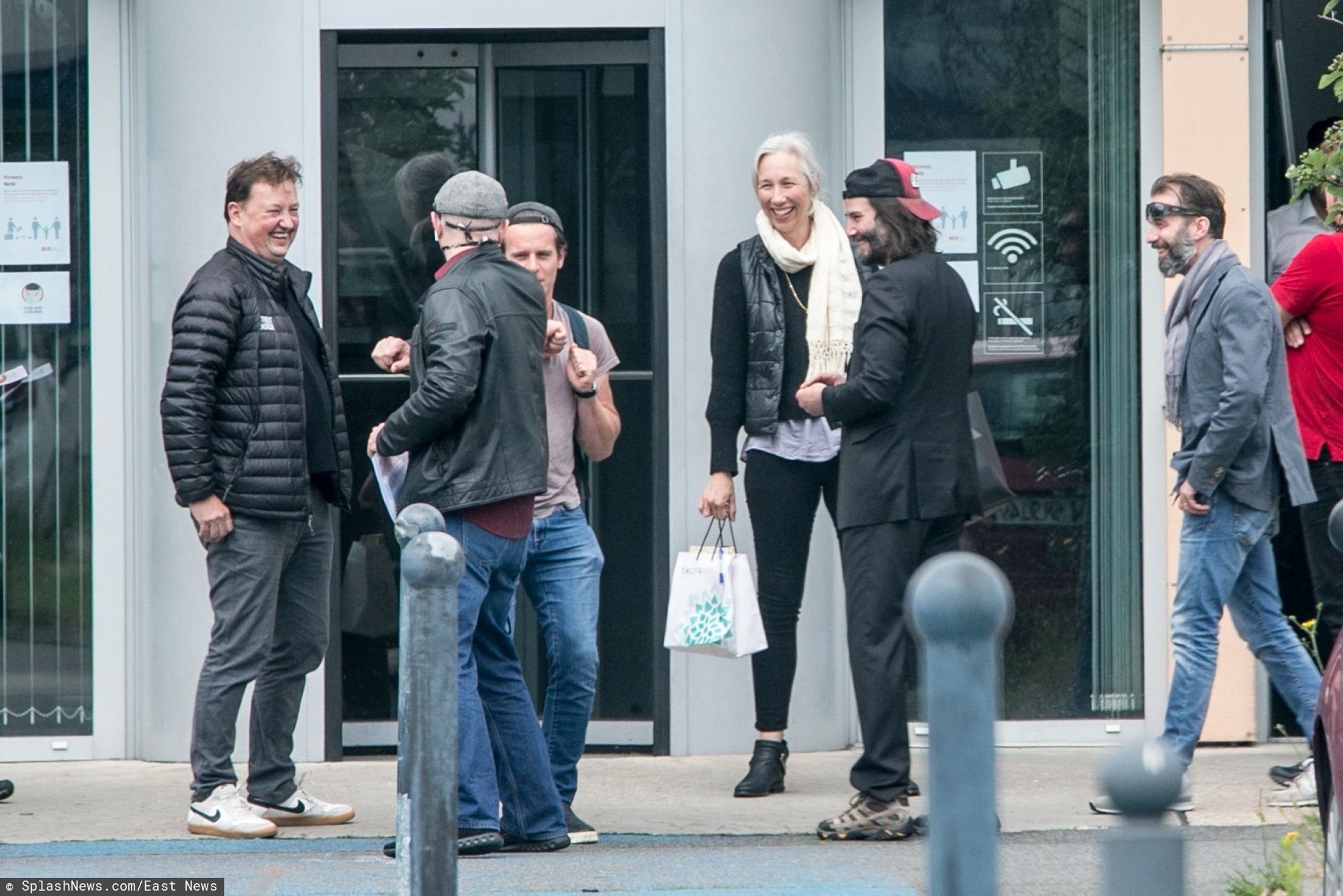 Roześmiani Keanu Reeves i jego dziewczyna na lotnisku