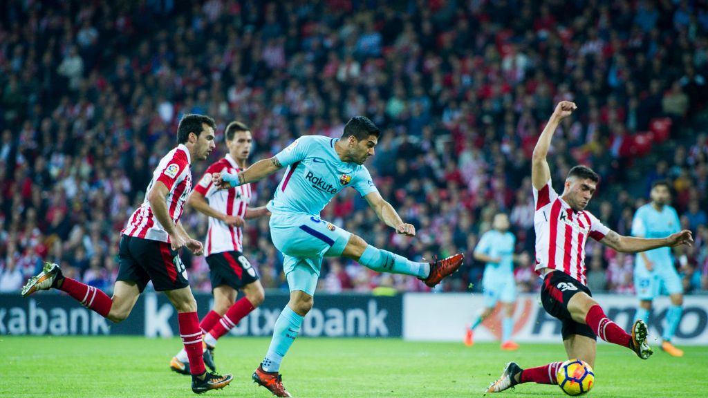 Luis Suarez walczy z piłkarzami Athletic Bilbao