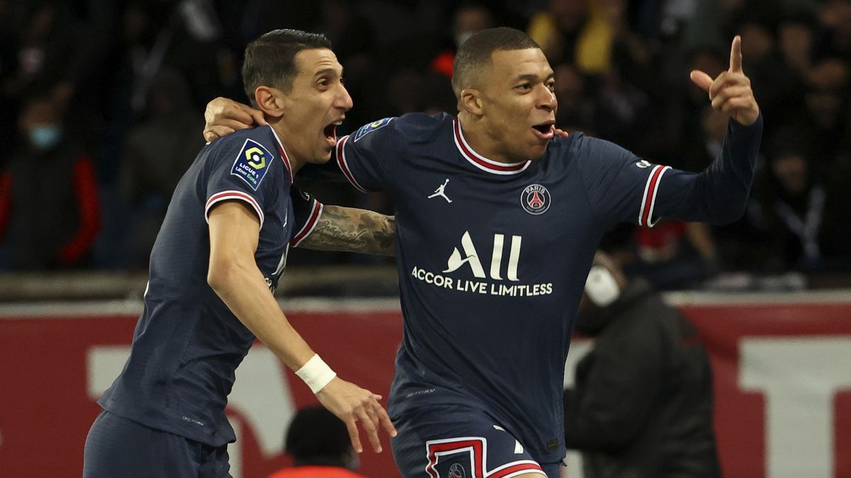 Angel Di Maria (z lewej) i Kylian Mbappe