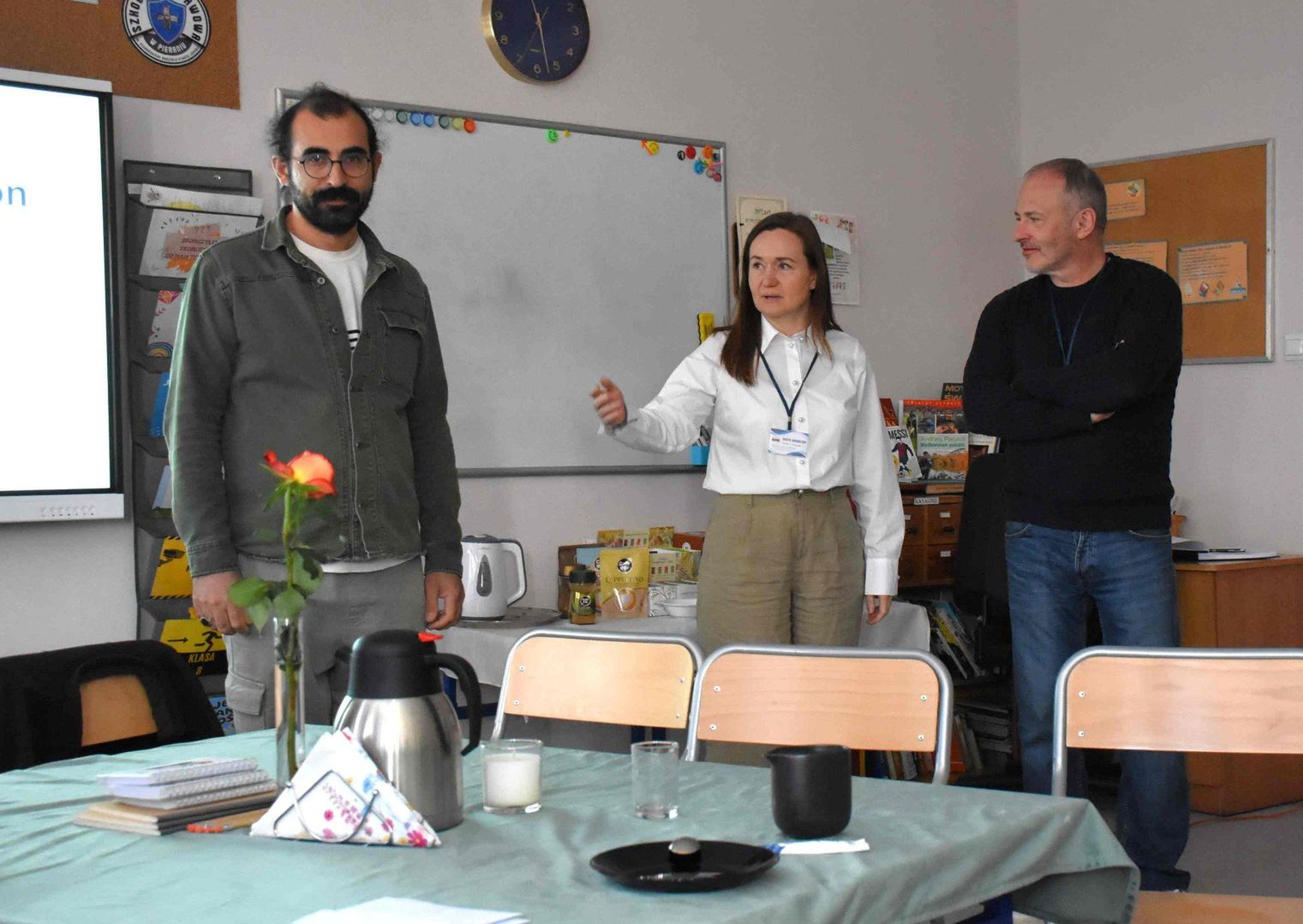 Szkoła Podstawowa w Pieraniu (gm. Dąbrowa Biskupia) realizuje program Erasmus+. W dniach od 4 do 10 maja gościła partnerów programu, grupę nauczycieli i uczniów ze szkoły Soner Kutlu Bilim ve Sanat Merkezi w tureckim Denizli. Była okazja doi wymiany doświadczeń i wzajemnego poznania kultury tureckiej oraz polskiej (kujawskiej) Turecka delegacja w Szkole Podstawowej w Pieraniu Autor: Dominik Fijałkowski