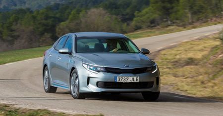 Kia Optima Hybrid - polskie ceny i porównanie z rywalami