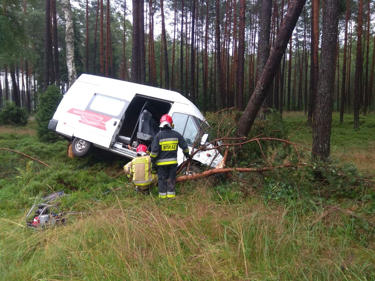 Wypadek na dk 22. Bus uderzył w drzewo 