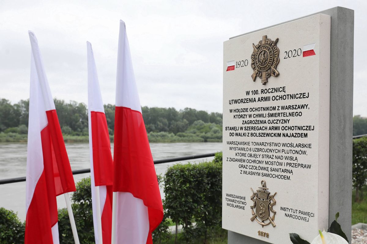 Odsłonięcie tablicy na terenie przystani Warszawskiego Towarzystwa Wioślarskiego