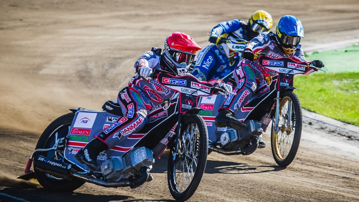 Matthias Nielsen (con casco rojo)