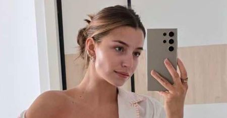 Muśnięta słońcem Julia Wieniawa pozuje bez makijażu i eksponuje wyćwiczone ciało w neonowym bikini