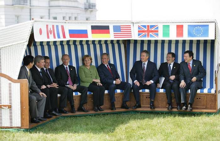 Przedstawiciele G8 w wiklinowym koszu