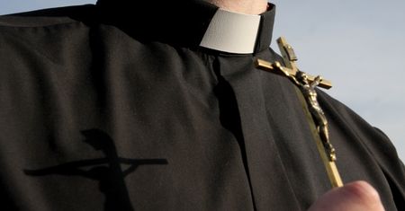 Skandal na Wyspach. Dwóch duchownych oskarżonych o napaść na kobietę