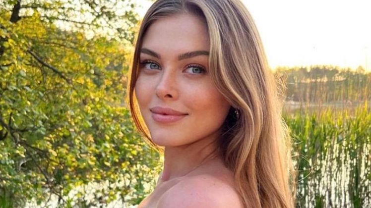 Joanna Opozda eksponuje nogi do nieba, pozując z Vincetem na plaży