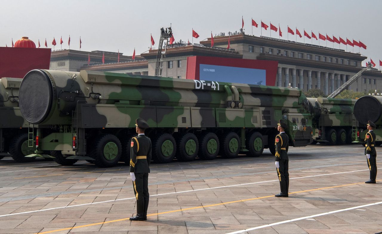Chiny rozwijają broń nuklearną? Ambasador USA: To niepokojące