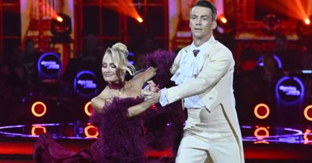 "Taniec z gwiazdami". Krzysztof Kwiatkowski dał do pieca. Widzowie polemizują z jury: "ZA MAŁO"