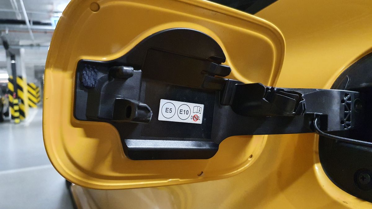 Nowsze samochody mają już dokładne oznaczenia paliw "pod klapką"