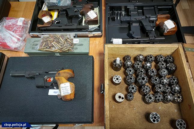 Część zabezpieczonej broni i amunicji