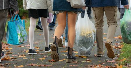 Koniec "strojenia się" na cmentarzach. Ekspertka o nowym trendzie