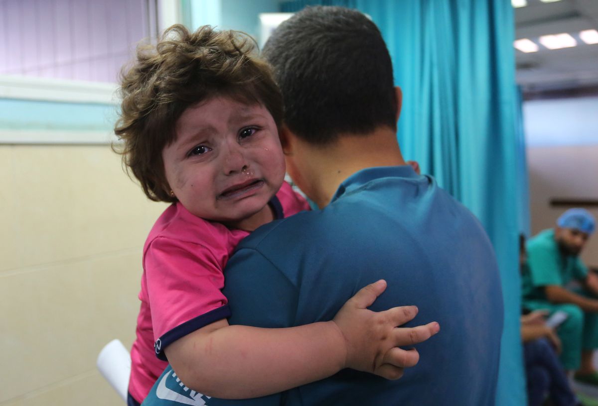 Palestyńskie dziecko ze Strefy Gazy ranne w wyniku ataku. Ofiarami konfliktu padają często najbardziej bezbronni