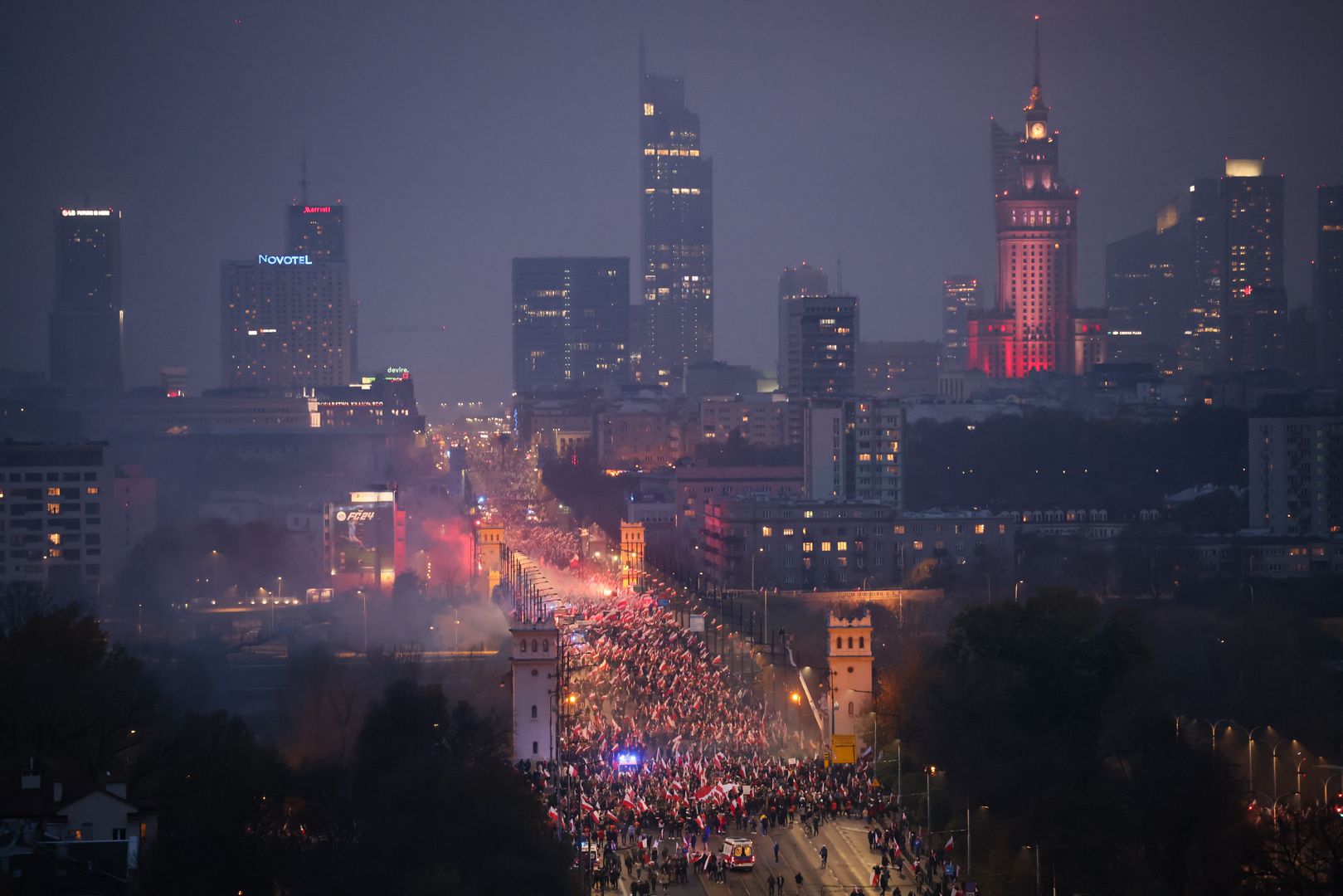 uczestnicy marszu
Leszek Szyma�ski
105 105. rocznica, bia�o-czerwona, bia�o-czerwone, flaga, flagi, Jeszcze Polska nie zgin�a, marsz, obchody