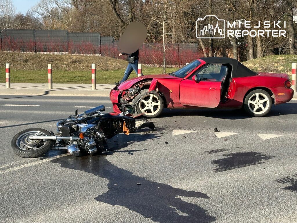 Zderzenie motocyklisty z autem na Białołęce. Doszło do wymuszenia pierwszeństwa