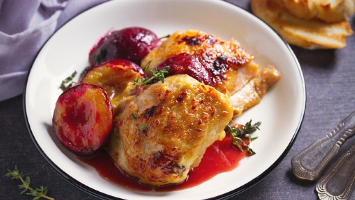 Kurczak ze śliwkami to danie, które na pewno przypadnie do gustu miłośnikom "jesiennej" kuchni 