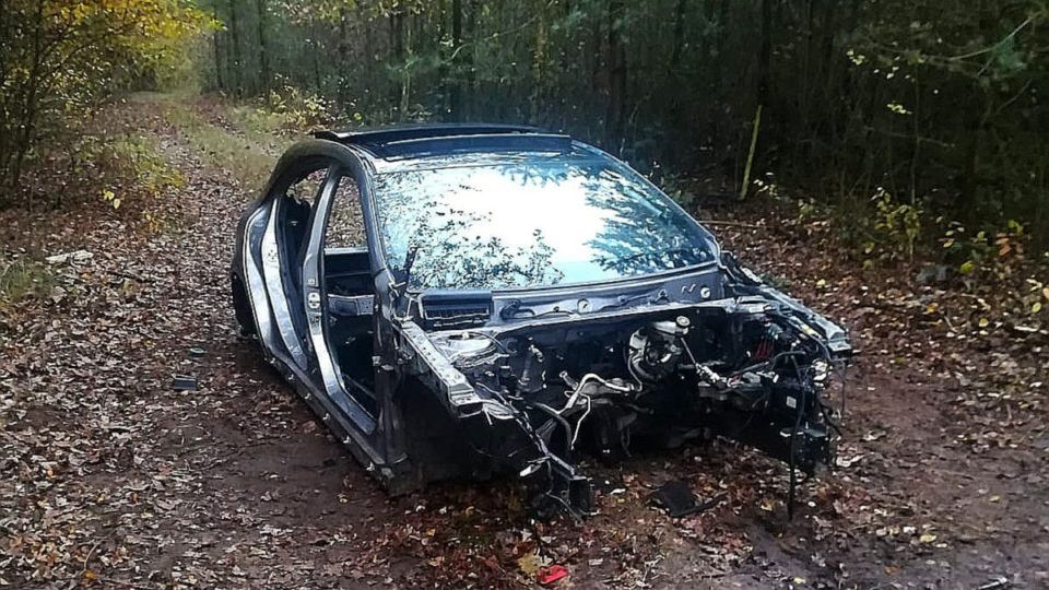 Policjanci, którzy przybyli na miejsce, zastali całkowicie ogołocone auto.