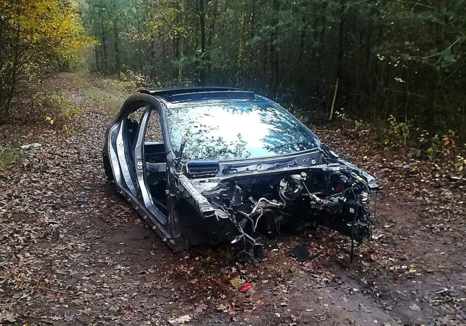 Policjanci, którzy przybyli na miejsce, zastali całkowicie ogołocone auto.