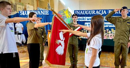 Pierwszoklasiści złożyli ślubowanie. Sportowy rok w ZSOMS oficjalnie rozpoczęty