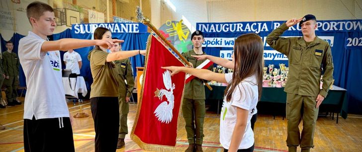 Pierwszoklasiści złożyli ślubowanie. Sportowy rok w ZSOMS oficjalnie rozpoczęty