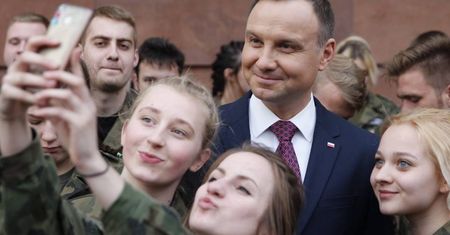 Andrzej Duda pozuje do selfie z licealistkami (ZDJĘCIA)