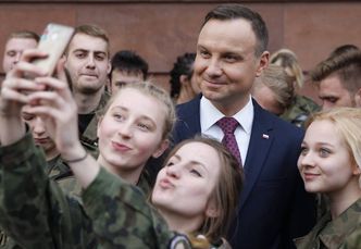 Andrzej Duda pozuje do selfie z licealistkami (ZDJĘCIA)