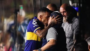 Piłka nożna. Niespodziewane obrazki w Argentynie. Carlos Tevez pocałował w usta... Maradonę!
