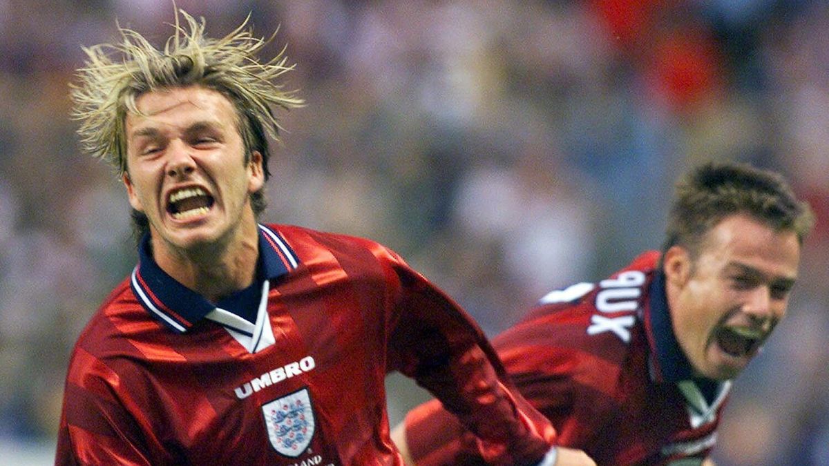 Zdjęcie okładkowe artykułu: PAP / GERRY PENNY / Na zdjęciu: David Beckham (z lewej) po strzelonej bramce w meczu z Kolumbią podczas MŚ 1998