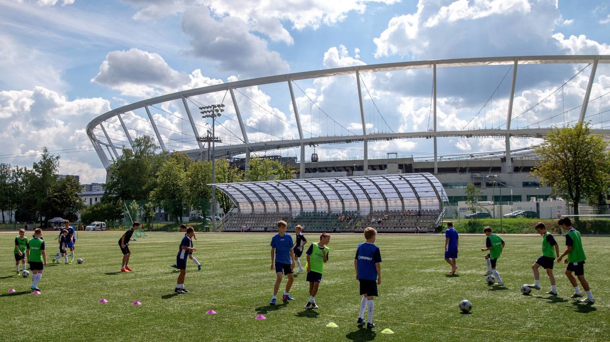 PAP / Andrzej Grygiel / Na zdjęciu: młodzi piłkarze