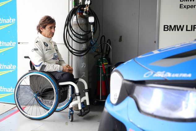 Alex Zanardi w boksie BMW