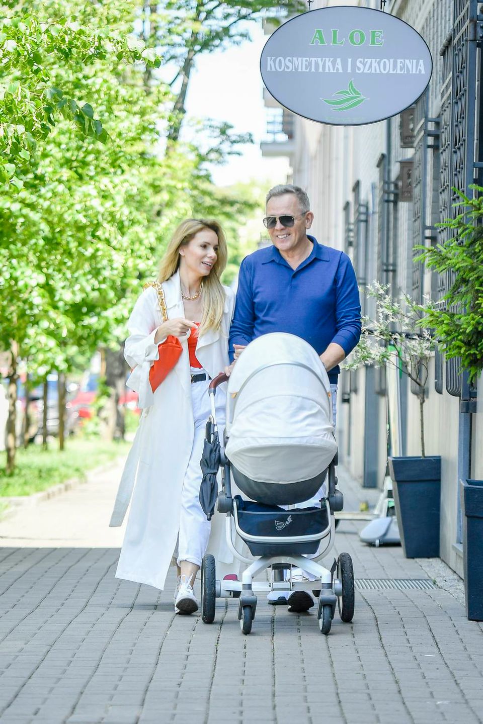 Izabela Janachowska i Krzysztof Jabłoński na spacerze