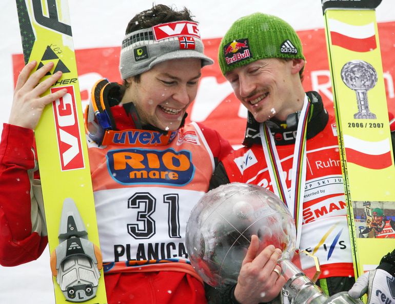 Anders Jacobsen (po lewej) nie obronił pierwszego miejsca w Pucharze Świata w sezonie 2006/07. Ostatecznie triumfował Adam Małysz