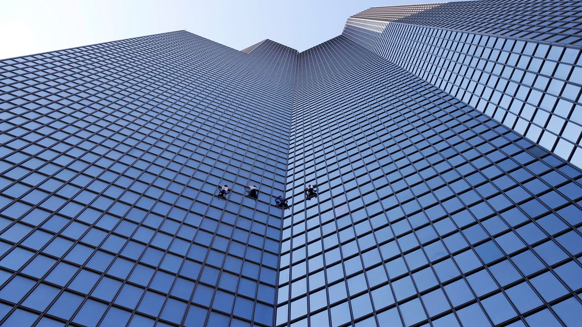 Marcin Banot u boku "Francuskiego Spidermana" wspiął się na 190-metrowy wieżowiec 1