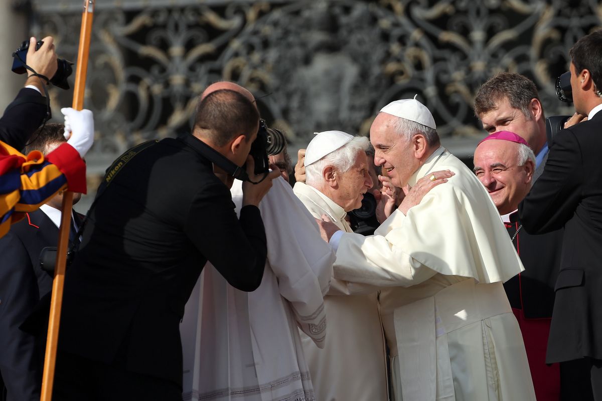 Były papież Benedykt XVI w objęciach z obecną głową Kościoła Franciszkiem. W rzeczywistości relacje pomiędzy duchownymi nie były tak serdeczne, jak okazuje się ze stron książki bliskiego doradcy Ratzingera